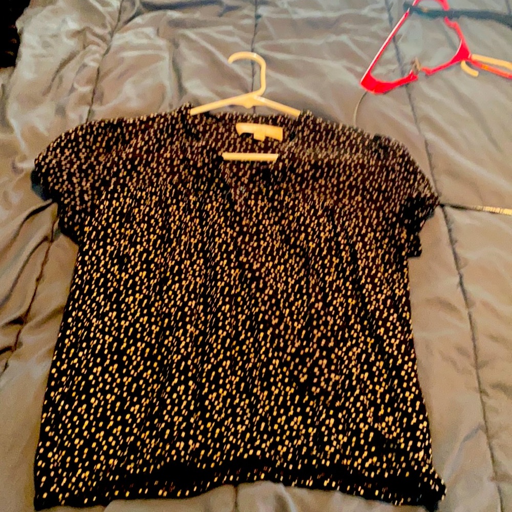 Cute summer top with elastic bottom.